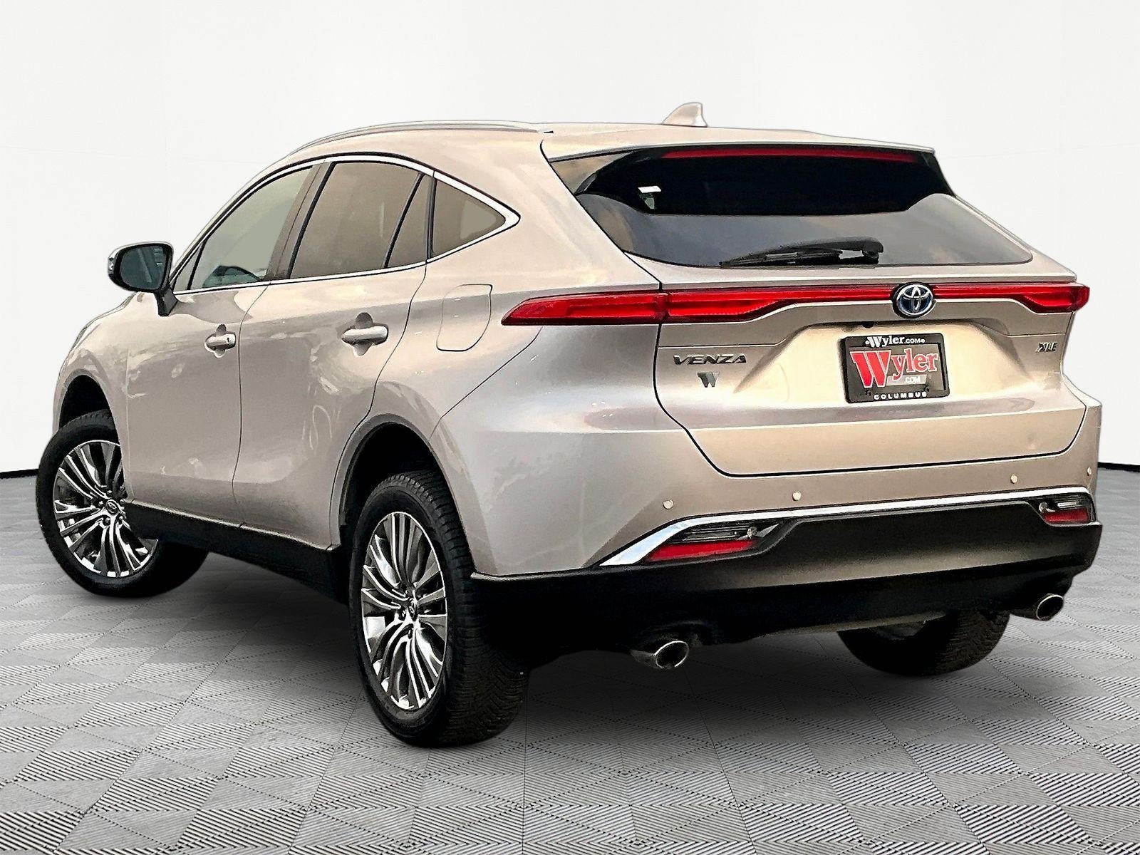 Used 2024 Toyota Venza XLE AWD/4WD image 4