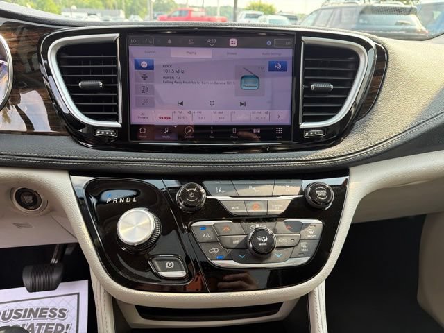 Used 2023 Chrysler Pacifica Limited FWD image 17