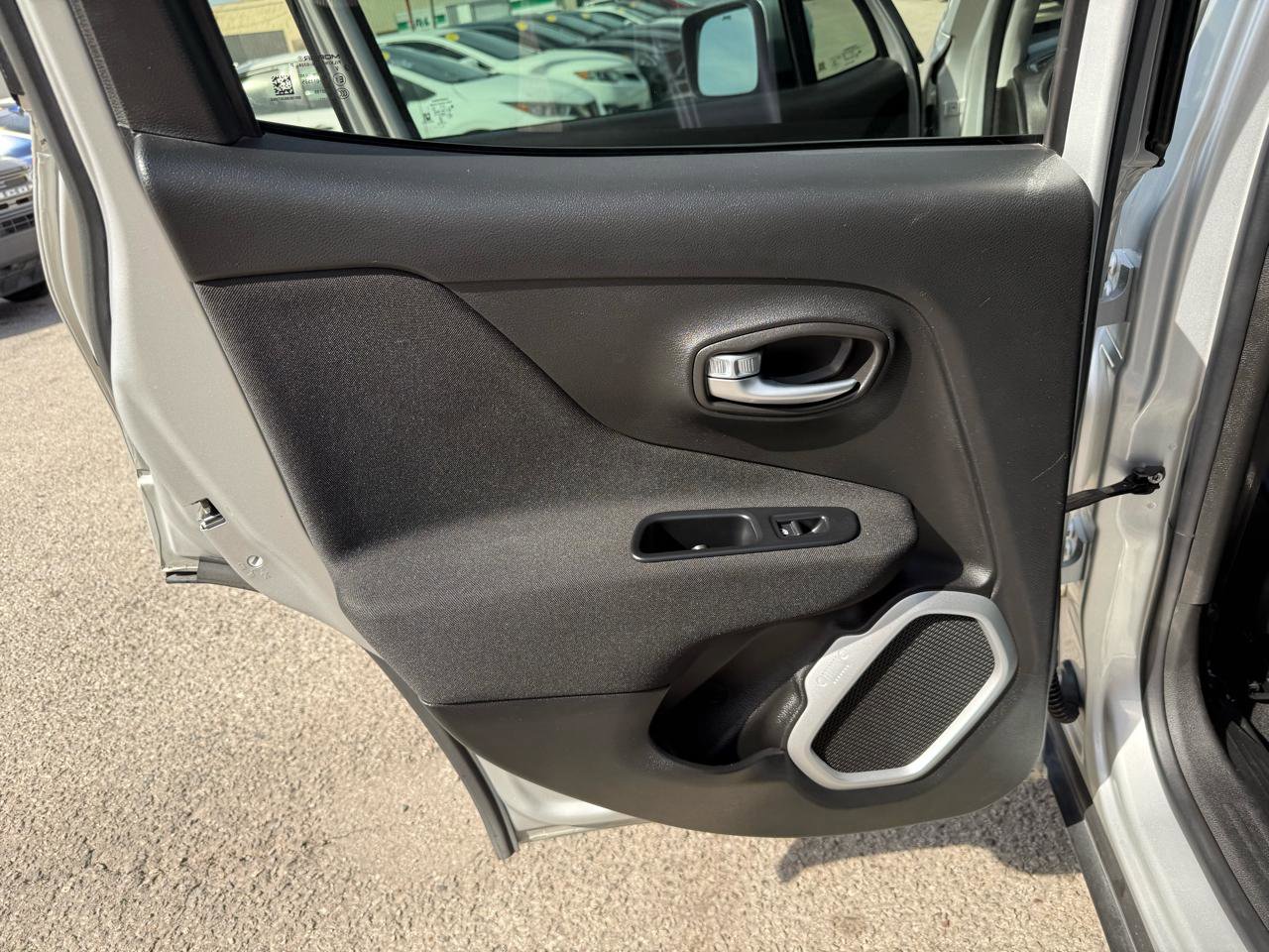 Used 2018 Jeep Renegade Latitude image 13