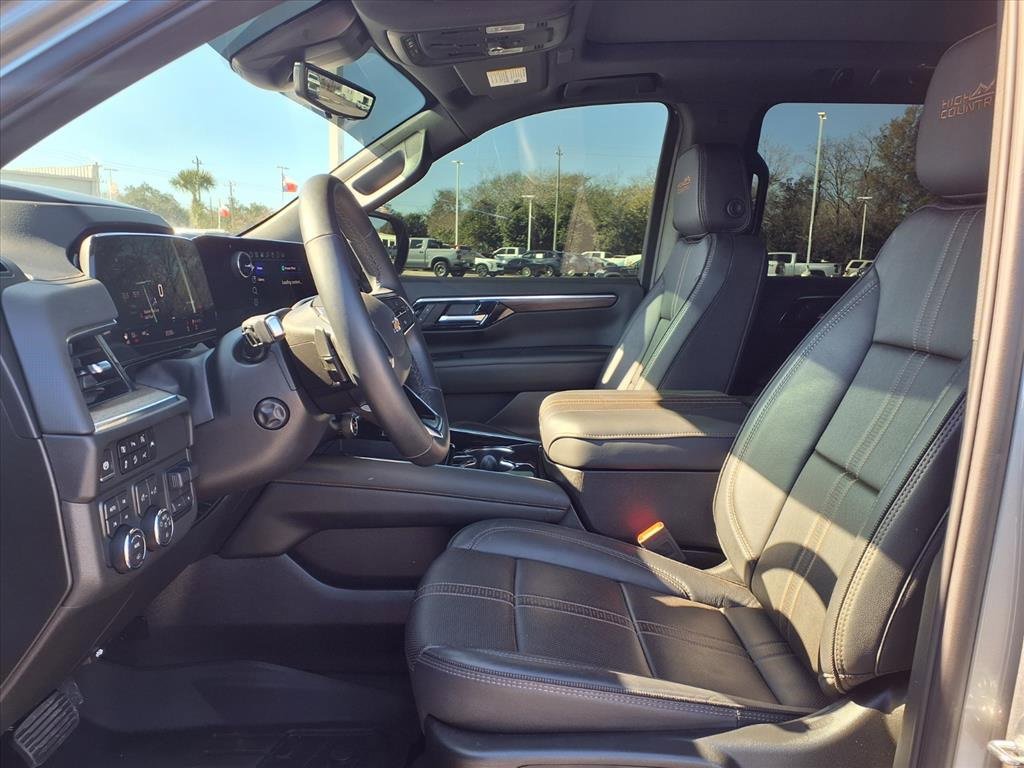 Used 2025 Chevrolet Suburban High Country image 17