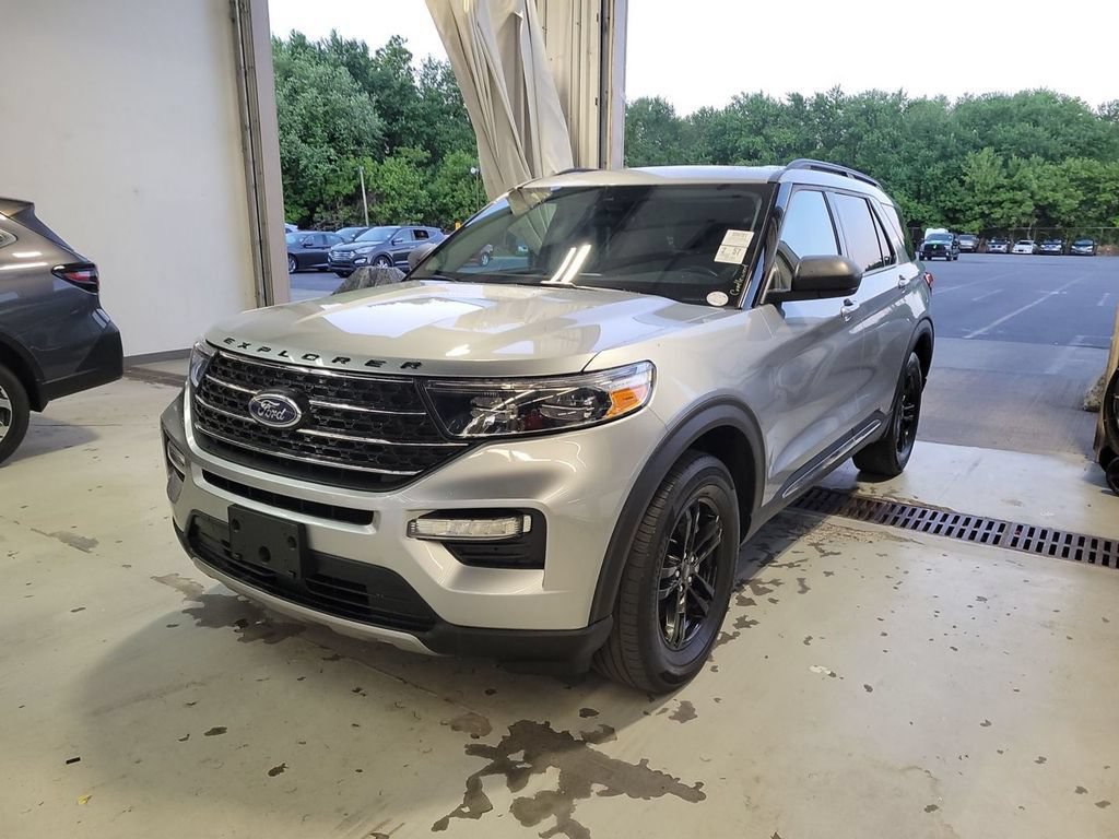 Used 2022 Ford Explorer XLT w/ Equipment Group 202A AWD/4WD image 5