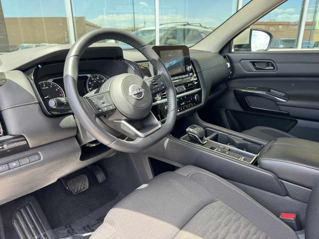 Used 2024 Nissan Pathfinder SV w/ Lighting Package (N92) FWD image 31