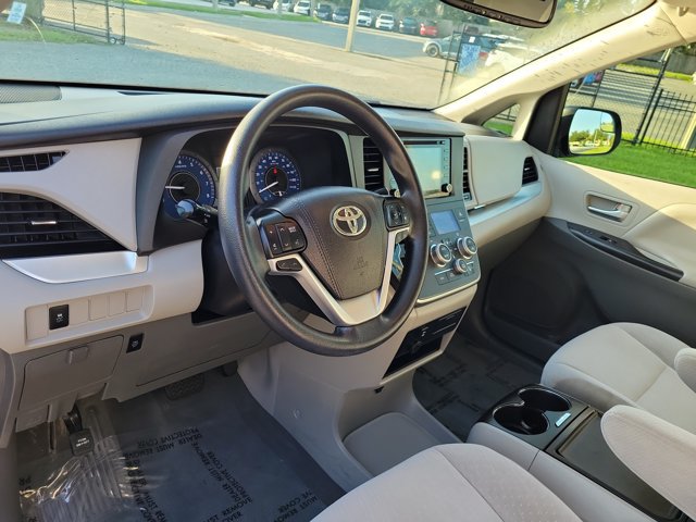 Used 2020 Toyota Sienna LE FWD image 17
