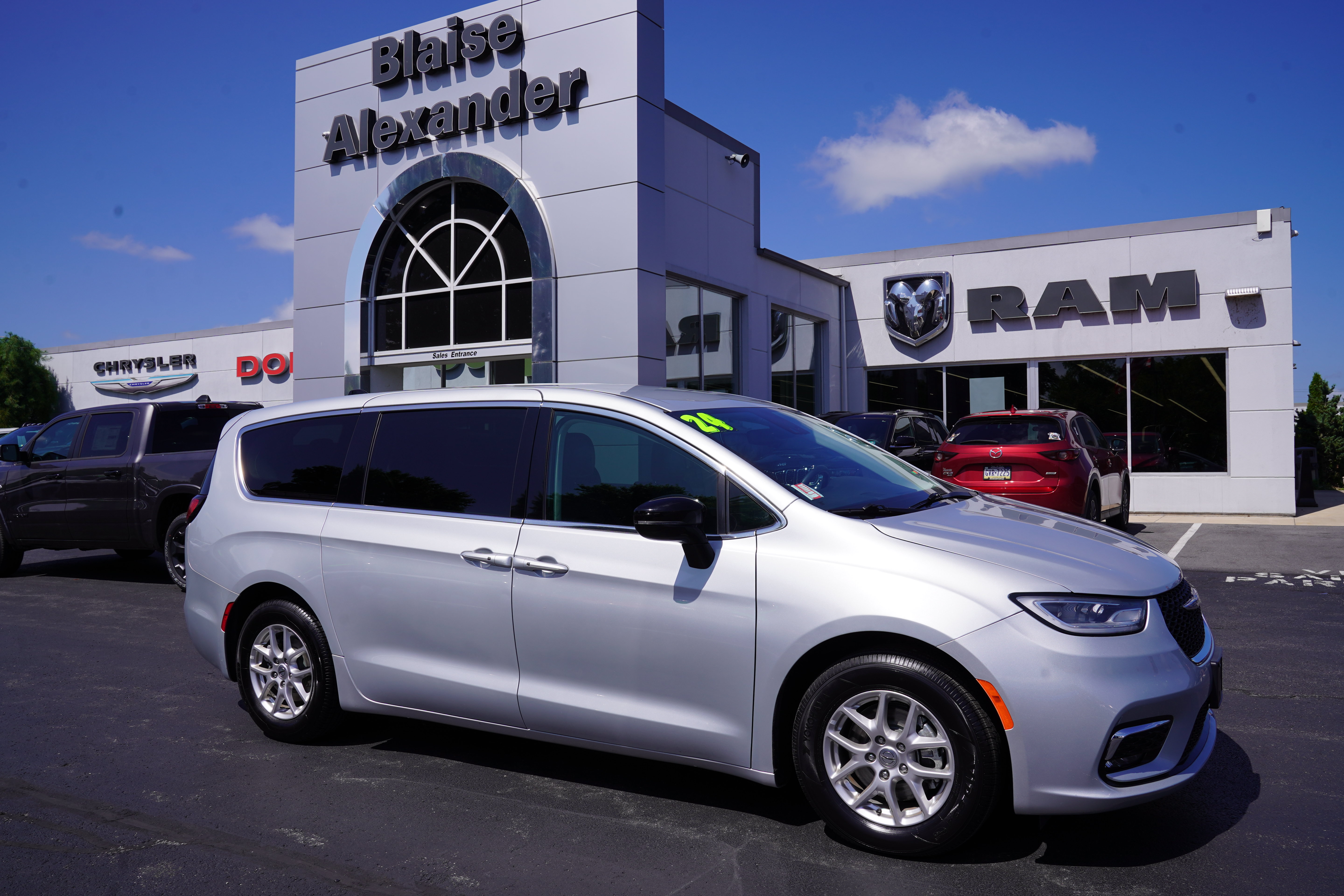 Used 2024 Chrysler Pacifica Touring-L FWD image 1