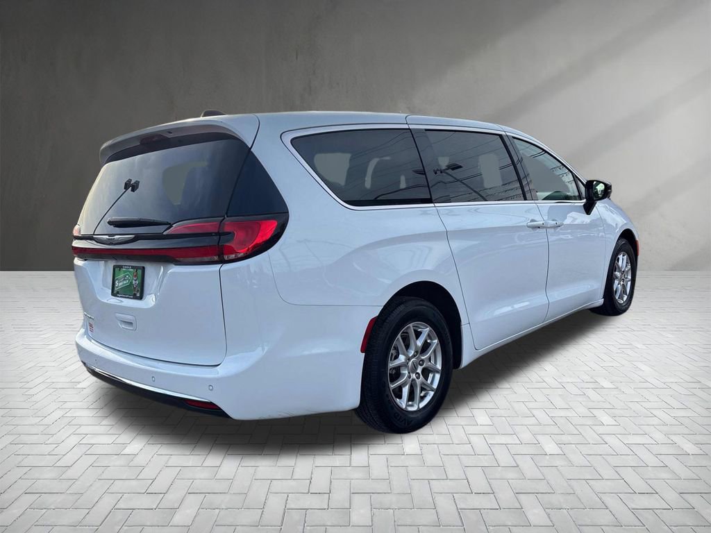 Used 2024 Chrysler Pacifica Touring-L image 5