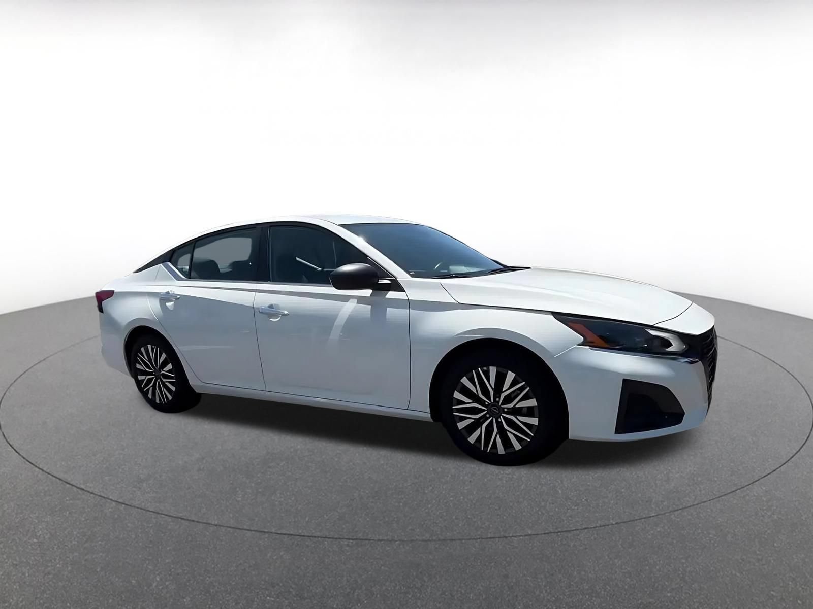 Used 2025 Nissan Altima 2.5 SV FWD image 2