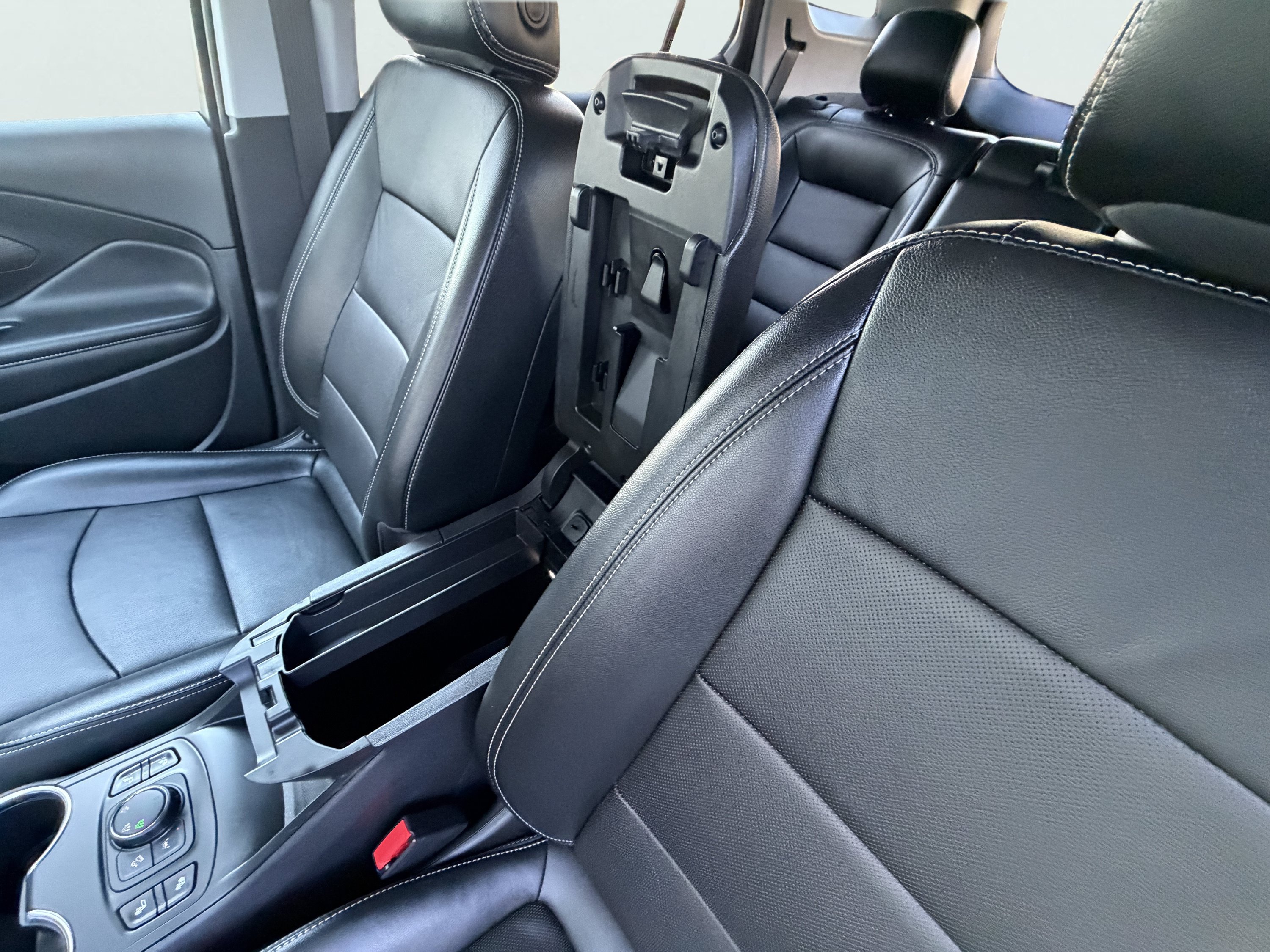 Used 2023 GMC Terrain SLT w/ Elevation Edition AWD/4WD image 30