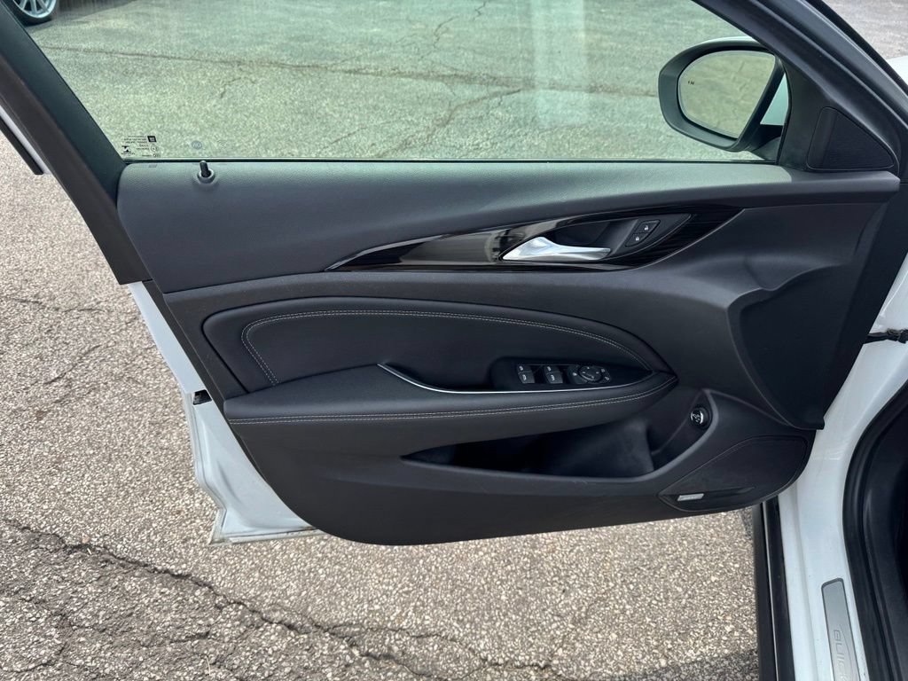 Used 2018 Buick Regal Essence w/ Driver Confidence Package #1 AWD/4WD image 9