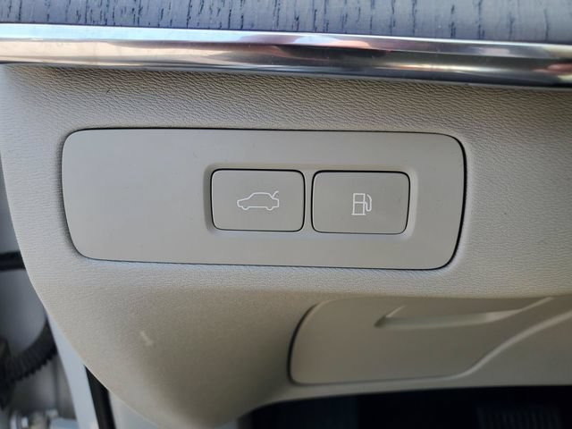 Certified 2025 Volvo XC90 T8 Plus w/ Protection Package Premier AWD/4WD image 18