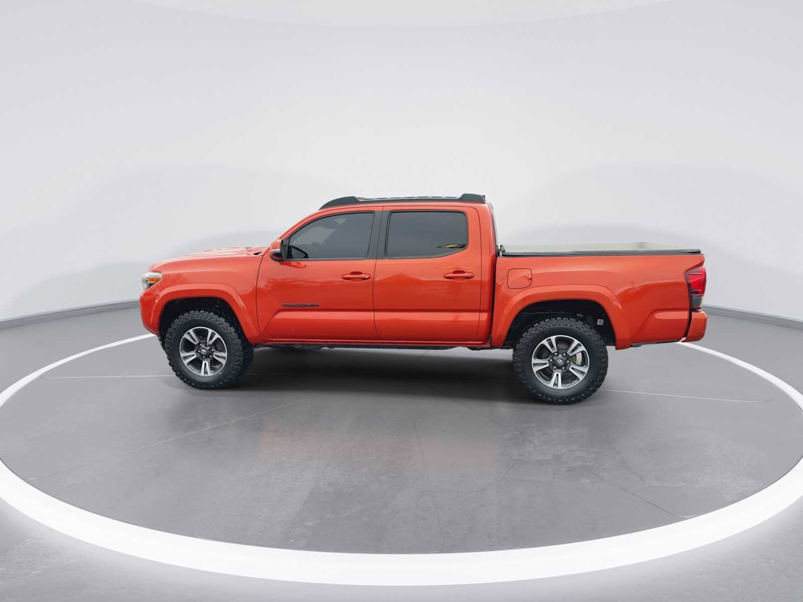 Used 2018 Toyota Tacoma TRD Sport image 5