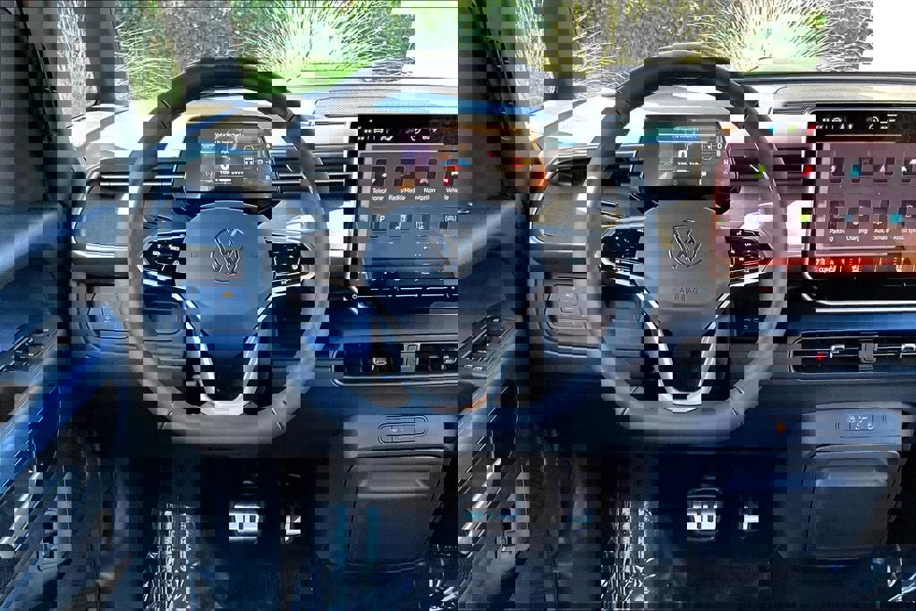 Certified 2025 Volkswagen ID. Buzz Pro S image 4