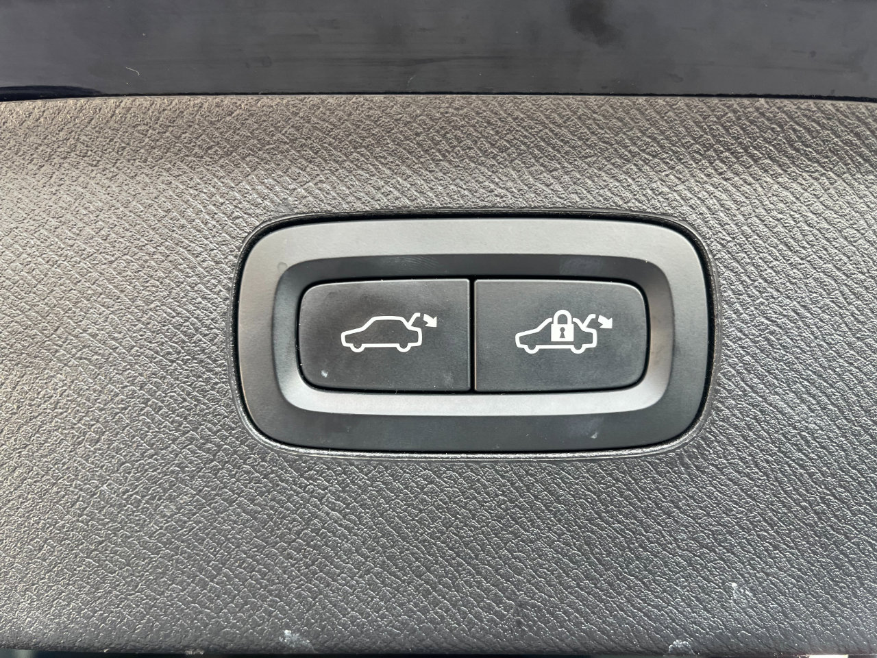 Used 2016 Volvo XC90 T8 Momentum image 19