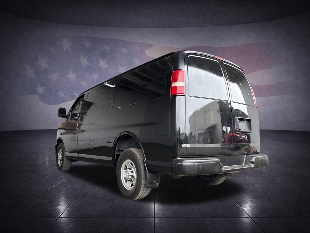 Used 2018 Chevrolet Express 2500 w/ Driver Convenience Package RWD image 3