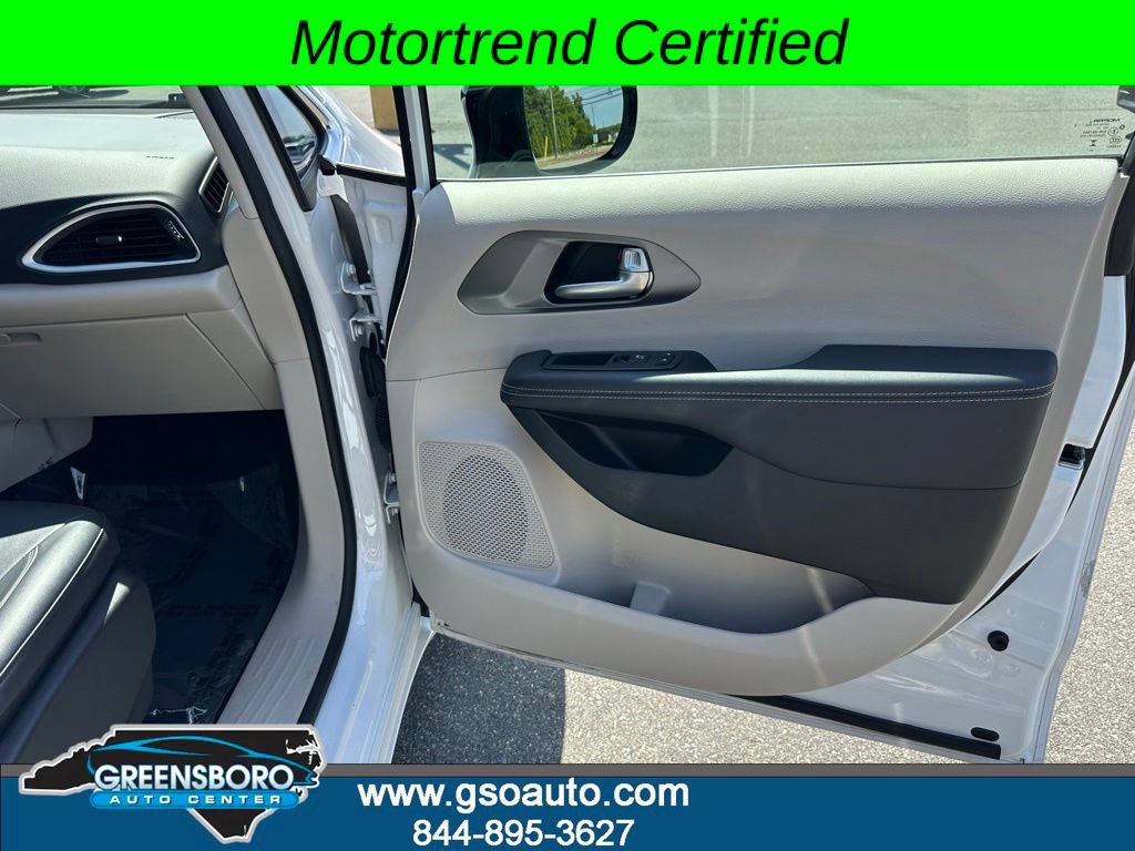 Used 2024 Chrysler Pacifica Touring-L FWD image 18