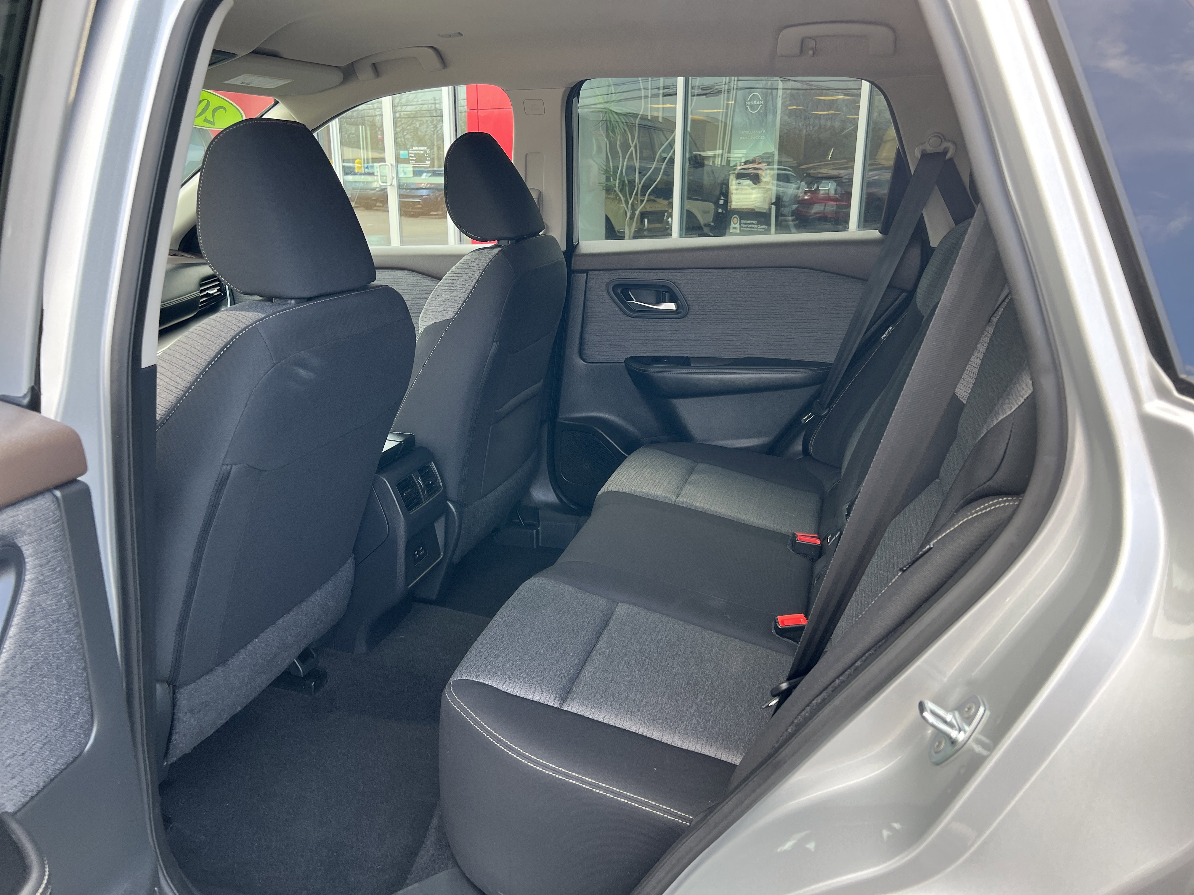 Used 2023 Nissan Rogue SV image 6