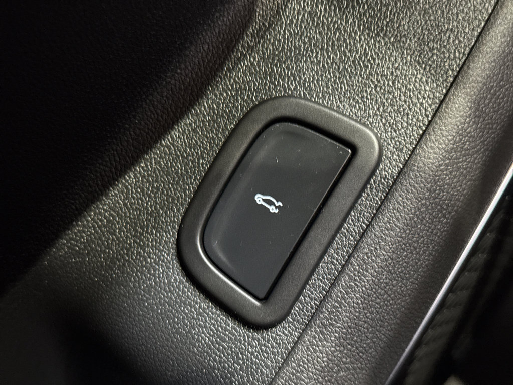 Used 2025 Chevrolet Traverse RS image 40