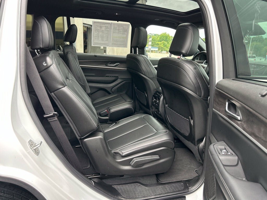 Used 2025 Jeep Grand Cherokee L Limited w/ Luxury Tech Group II AWD/4WD image 32