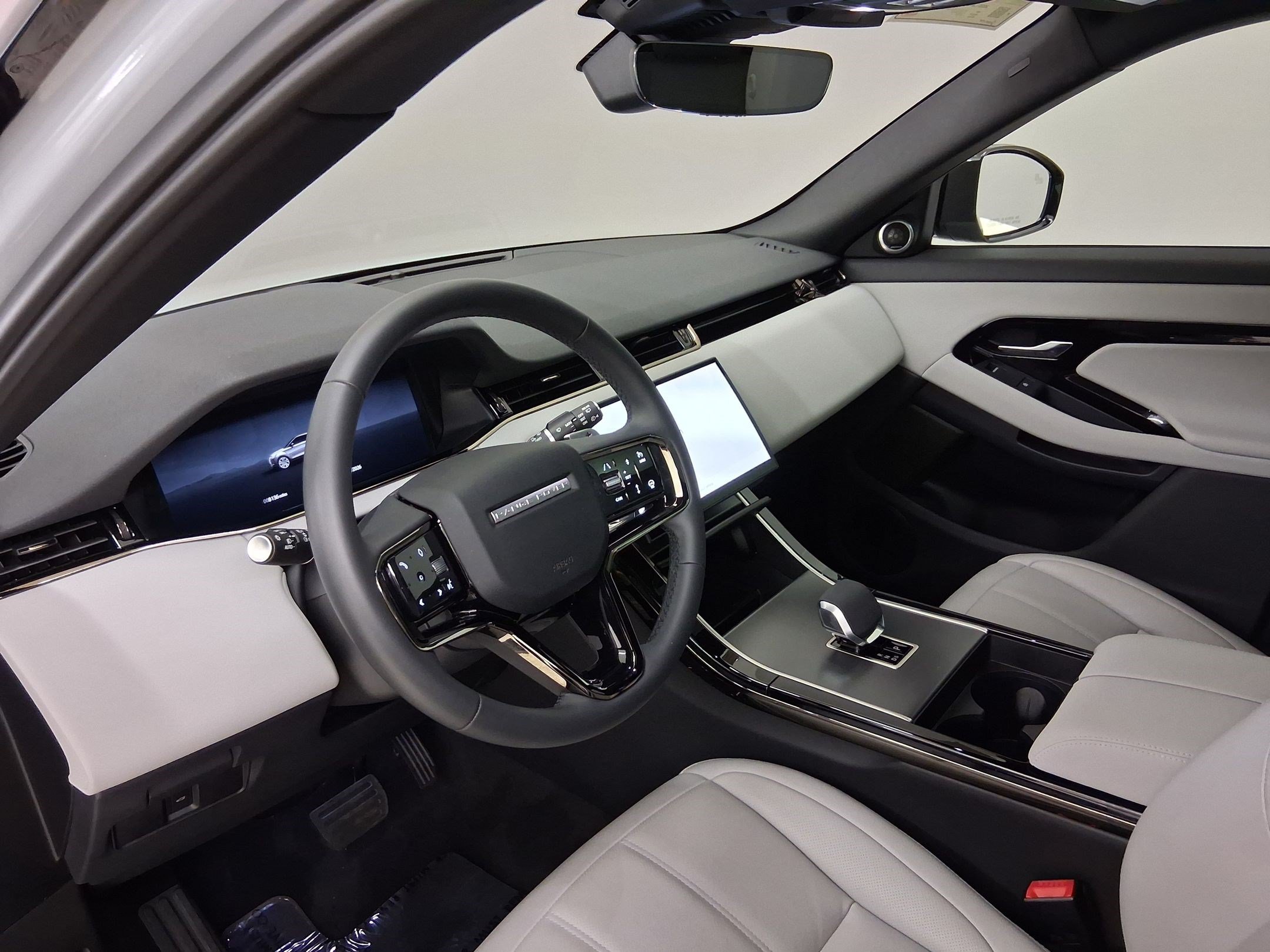Used 2026 Land Rover Range Rover Evoque S AWD/4WD image 4