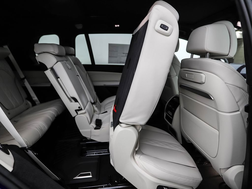 New 2026 BMW X7 M60i image 36