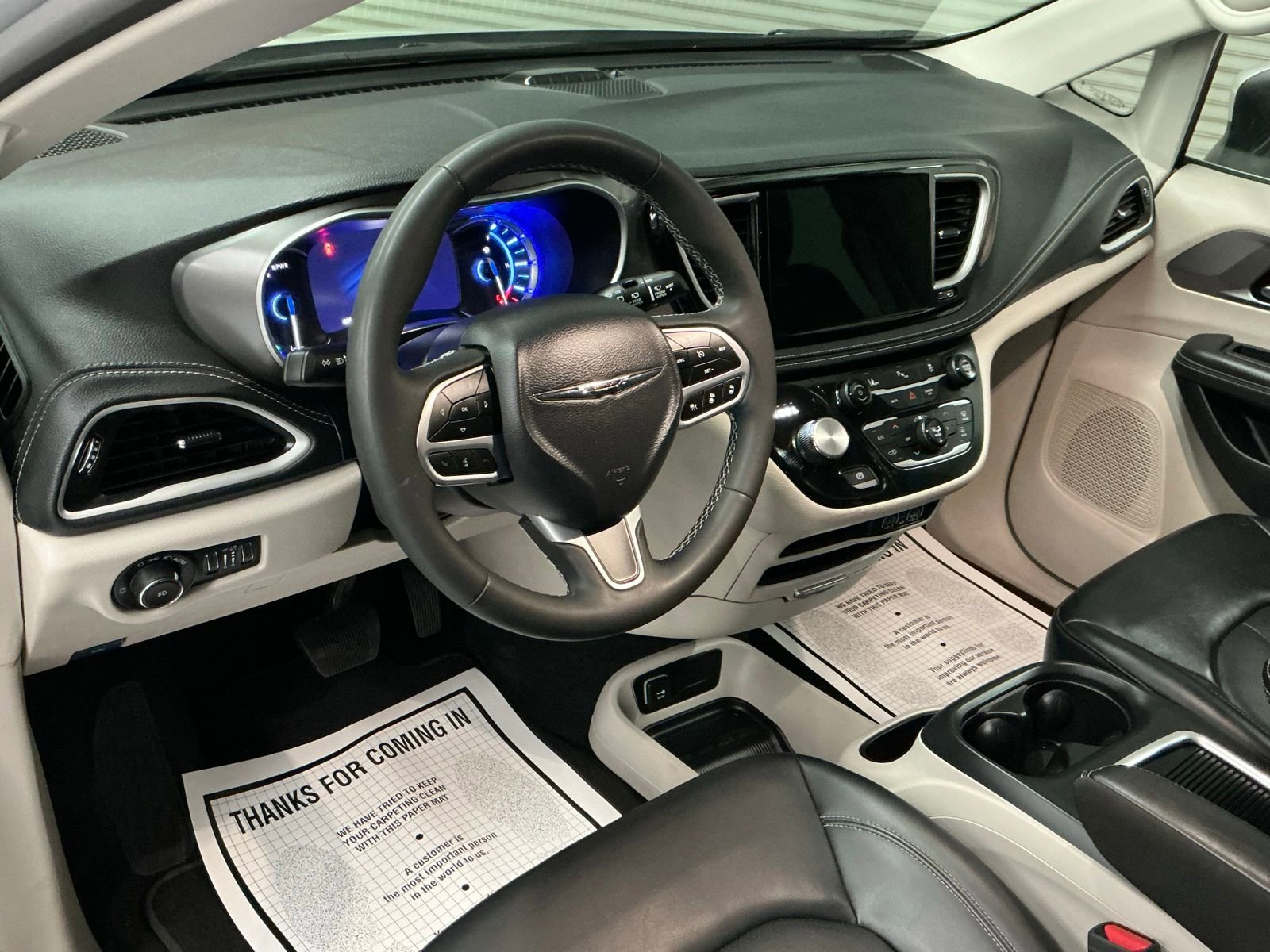 Used 2023 Chrysler Pacifica Touring-L image 9