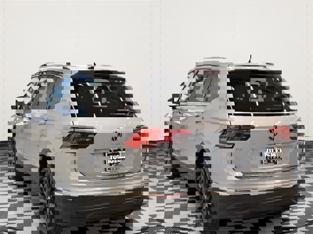 Used 2022 Volkswagen Tiguan SE image 6