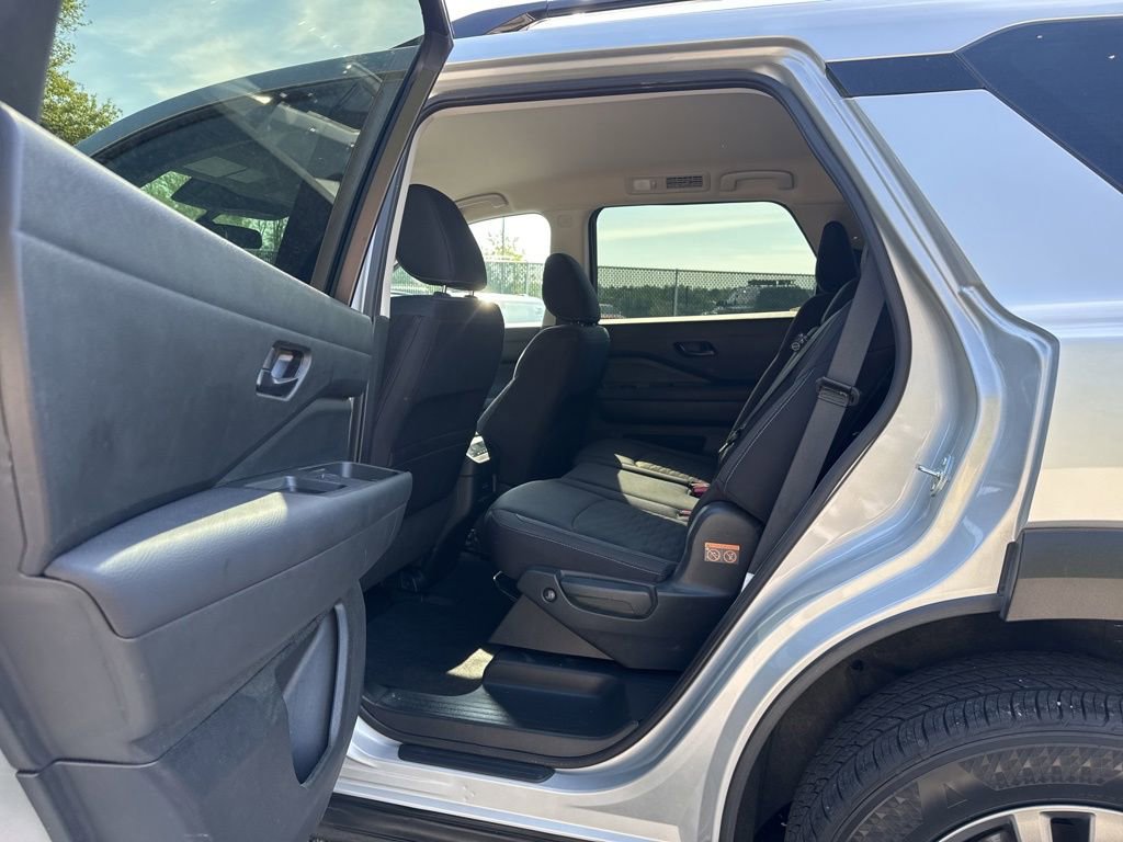 Used 2025 Nissan Pathfinder SV image 15