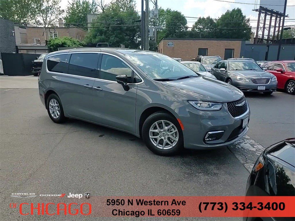 New 2025 Chrysler Pacifica Select FWD image 3
