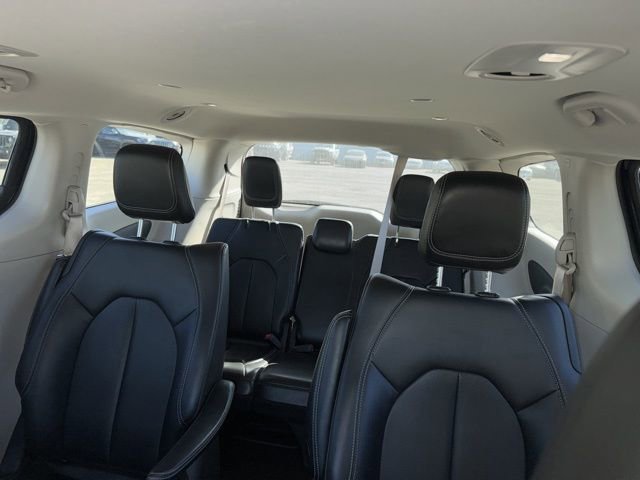 Used 2024 Chrysler Pacifica Select image 10