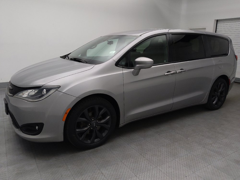 Used 2018 Chrysler Pacifica Touring Plus w/ S Appearance Package FWD image 2