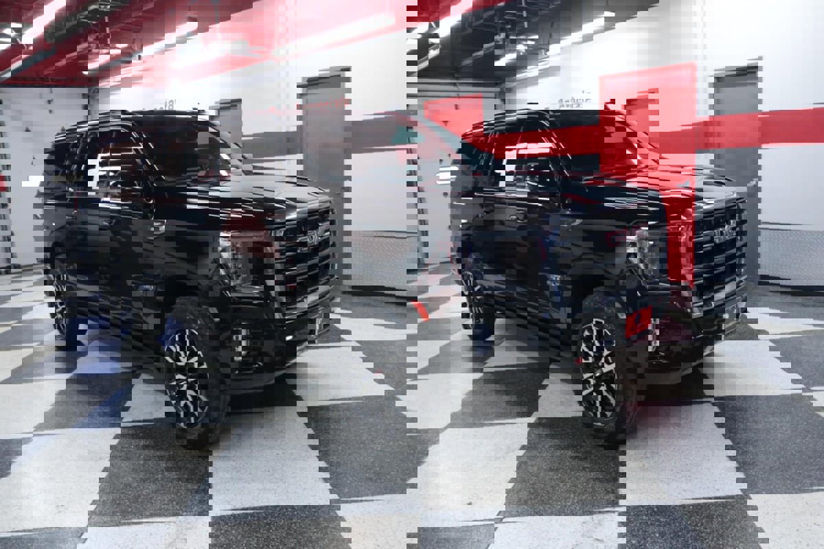 Used 2023 GMC Yukon XL AT4 w/ AT4 Premium Plus Package image 3