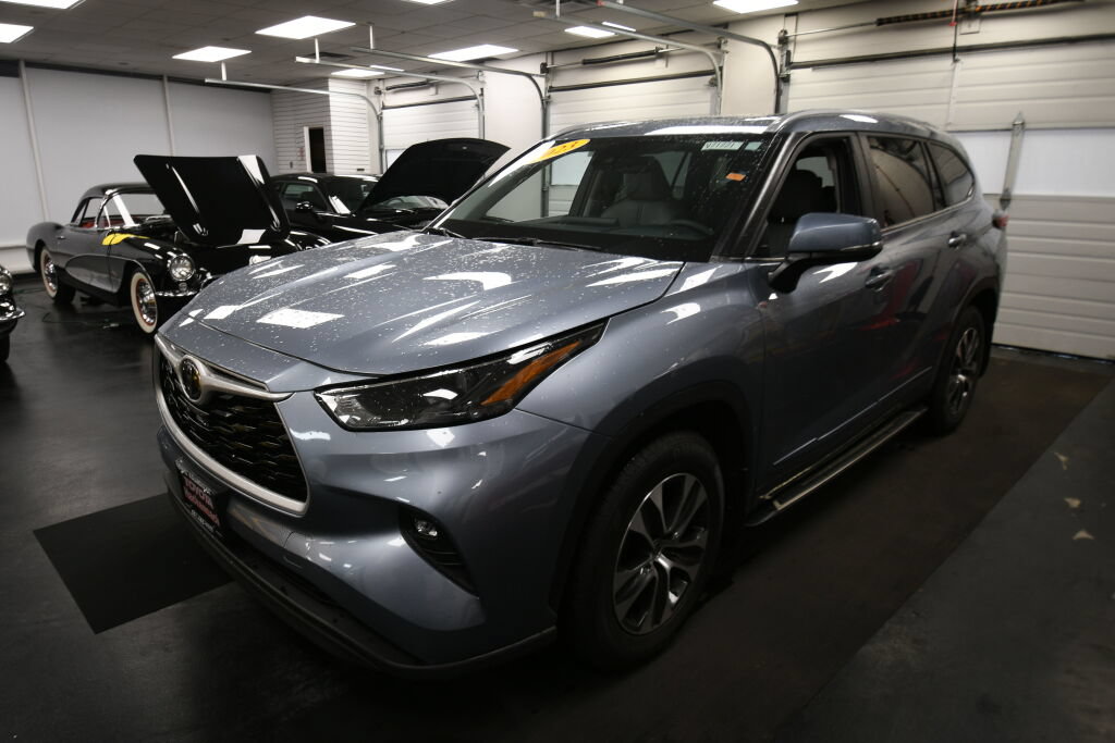 Used 2023 Toyota Highlander XLE AWD/4WD image 3