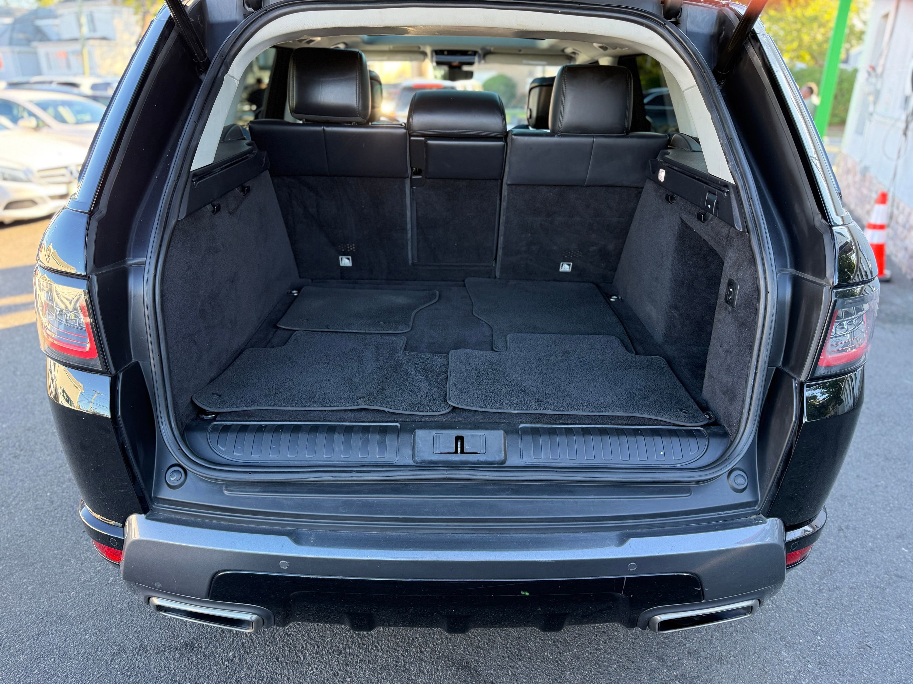 Used 2020 Land Rover Range Rover Sport HSE image 14