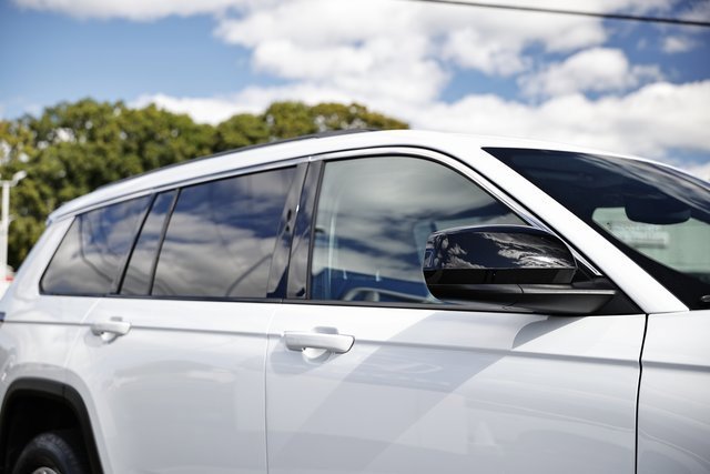 Used 2023 Jeep Grand Cherokee L Laredo image 12