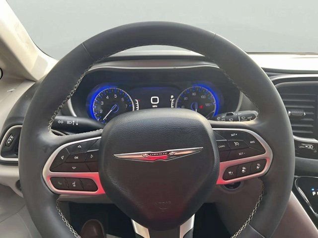 Used 2023 Chrysler Pacifica Touring-L image 9