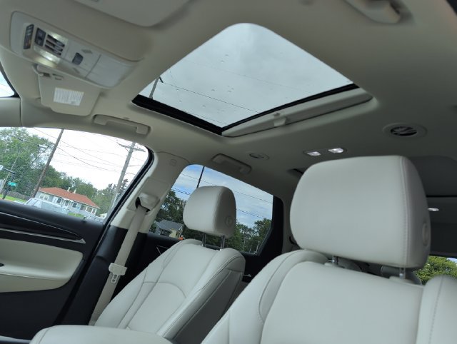Used 2024 Buick Enclave Premium w/ Experience Buick Package FWD image 4