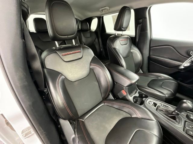 Used 2020 Jeep Cherokee Trailhawk w/ Cold Weather Group AWD/4WD image 13