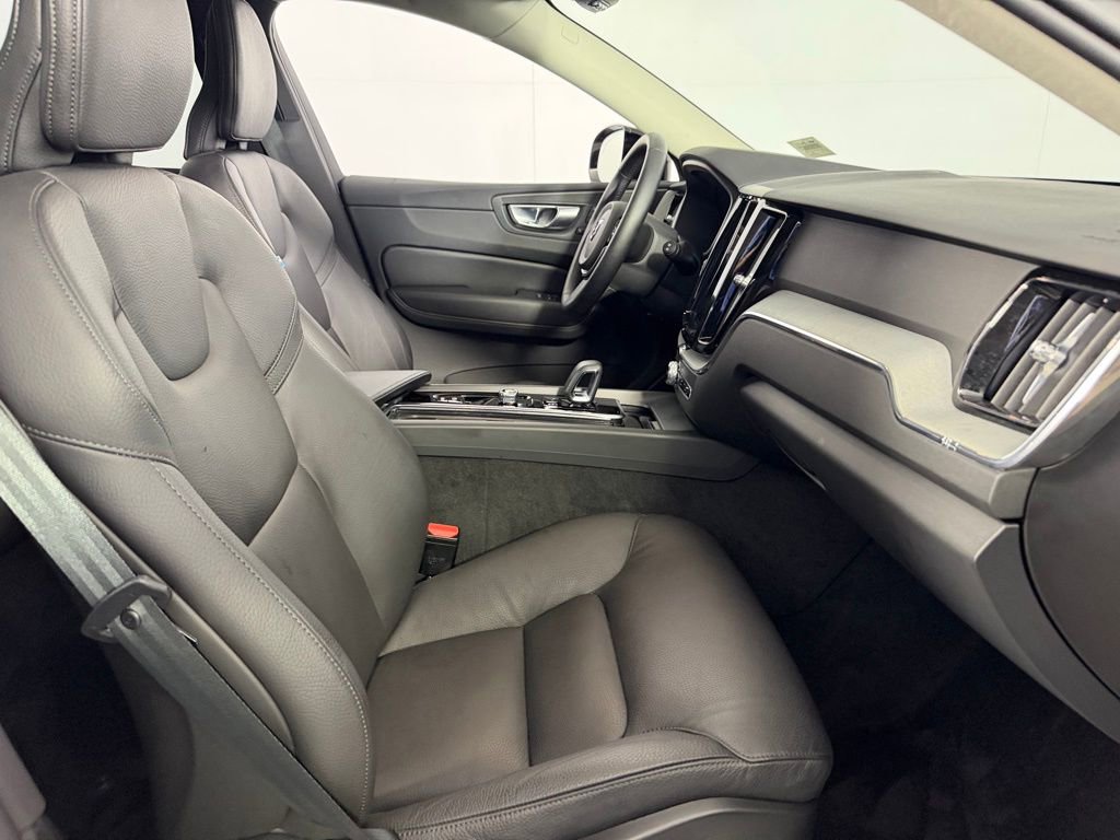 Used 2025 Volvo XC60 B5 Plus image 39