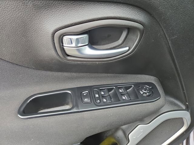 Used 2018 Jeep Renegade Latitude w/ Cold Weather Group image 15