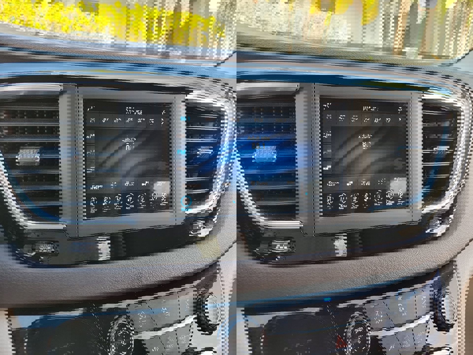 Used 2020 Chrysler Pacifica Touring w/ Tire & Wheel Group image 22