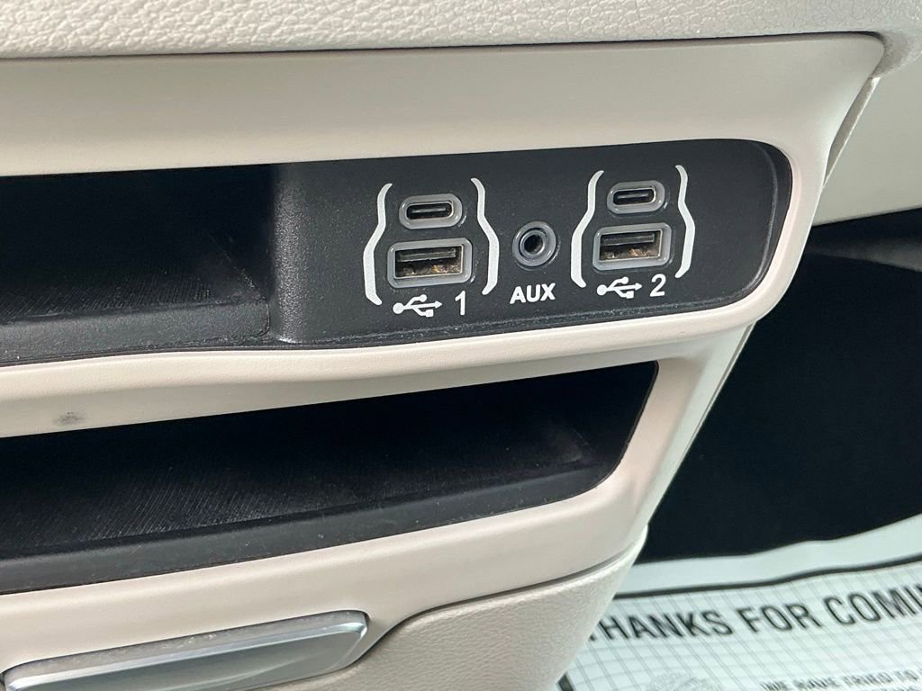 Used 2023 Chrysler Pacifica Touring-L image 37