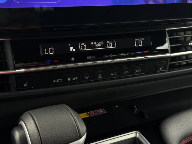 Used 2026 Toyota Sienna XSE FWD image 23