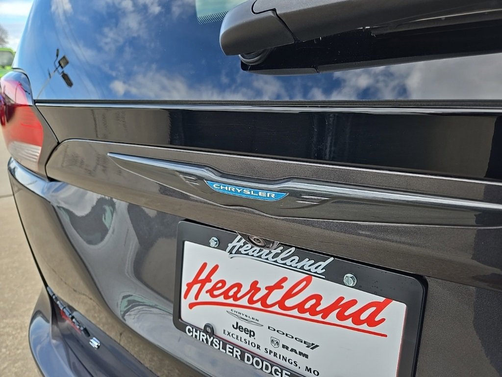 Used 2020 Chrysler Pacifica Limited w/ Advanced Safetytec Group image 22