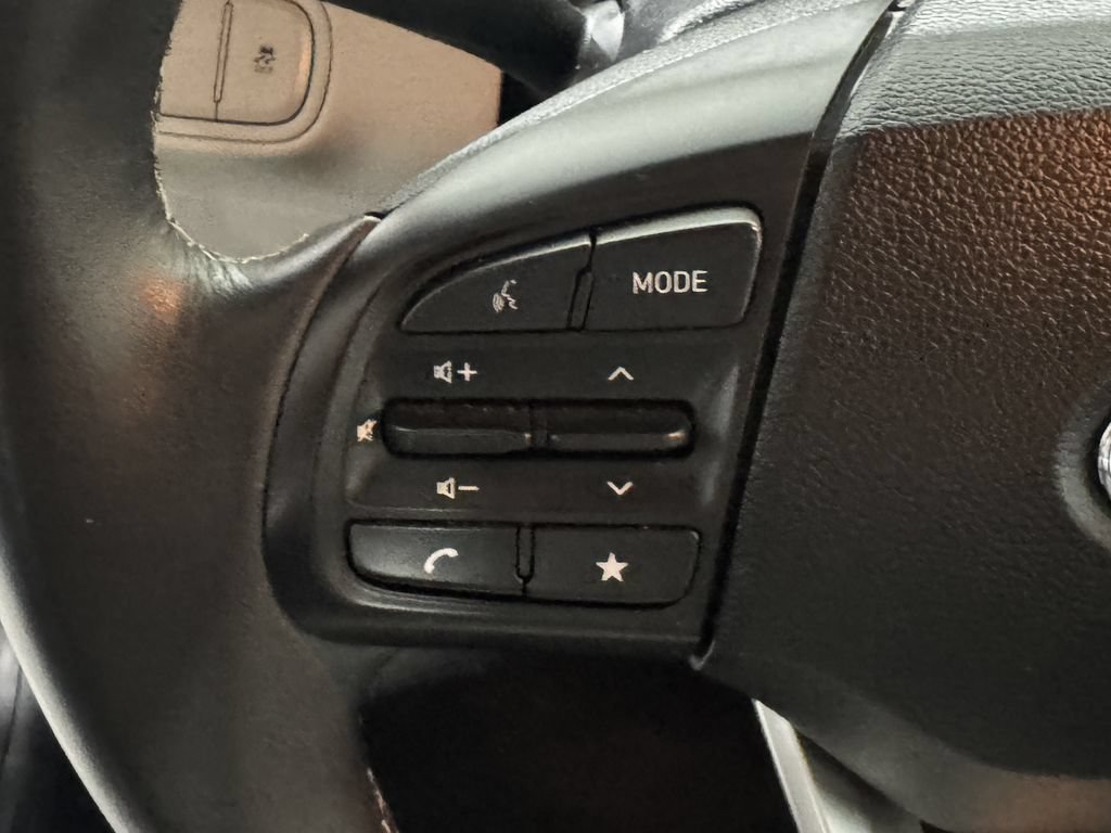 Used 2025 Hyundai Venue SEL FWD image 5