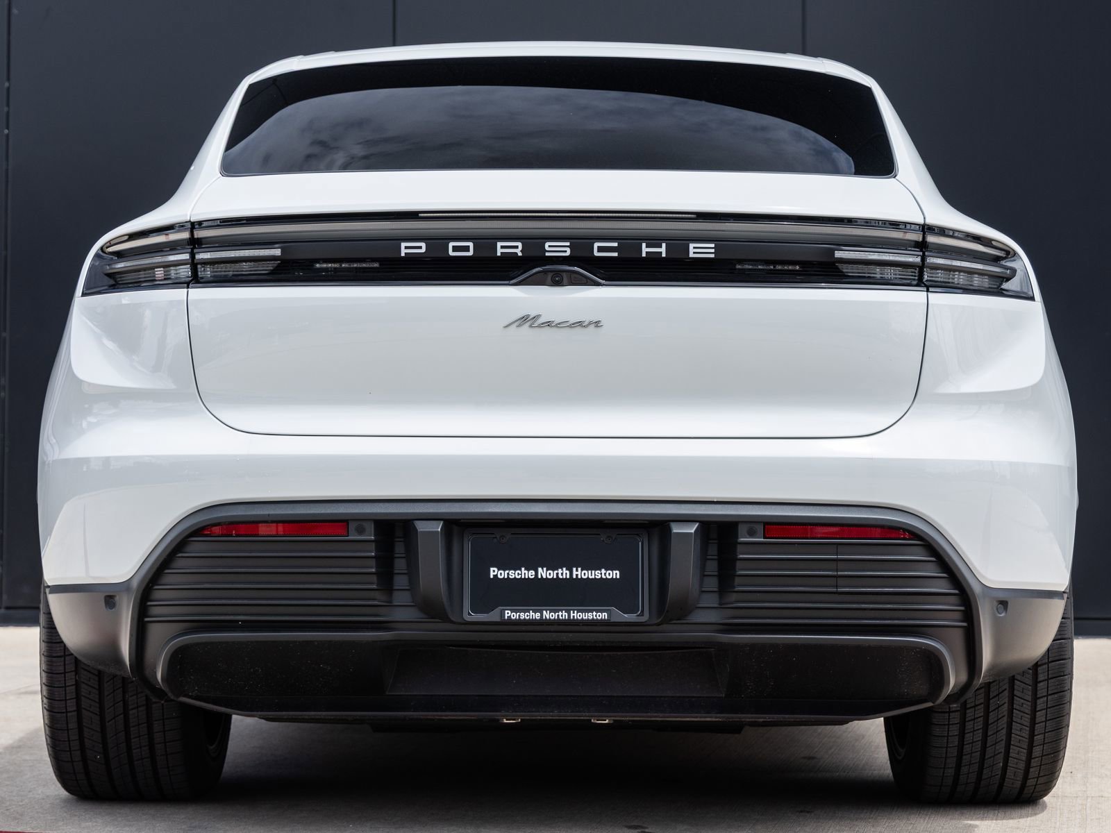Certified 2025 Porsche Macan Electric image 10