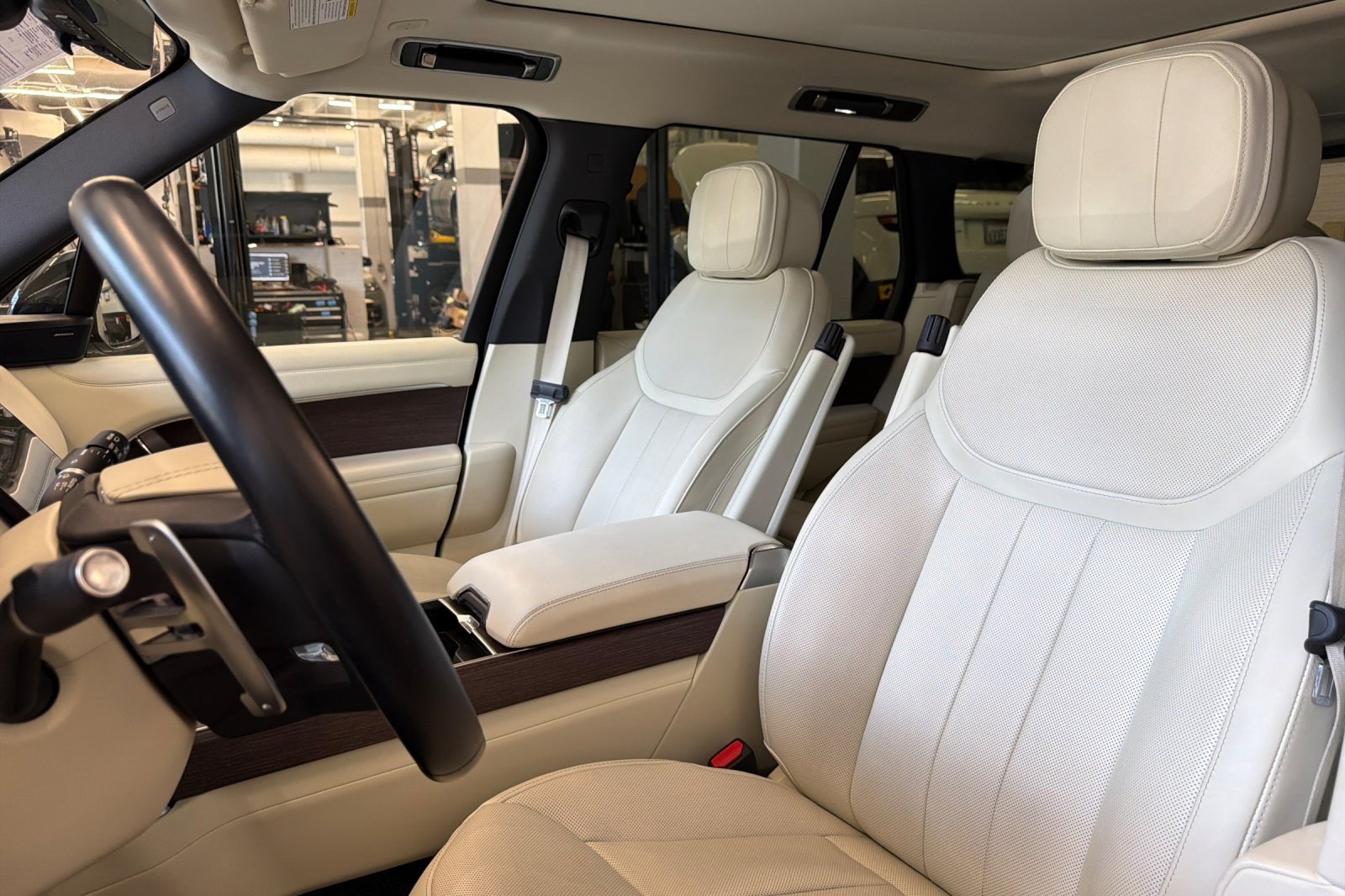 Used 2023 Land Rover Range Rover SE AWD/4WD image 5