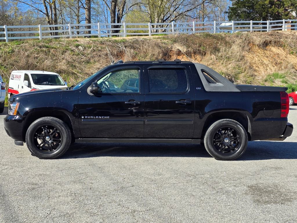 Used 2007 Chevrolet Avalanche LTZ w/ LTZ Preferred Equipment Group image 17