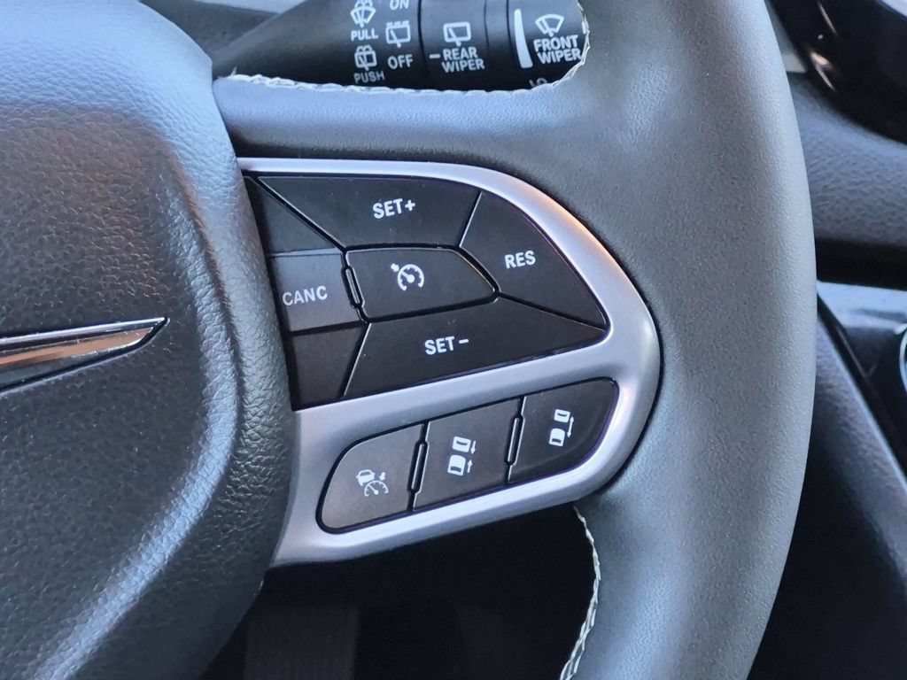 Used 2025 Chrysler Pacifica Select FWD image 20