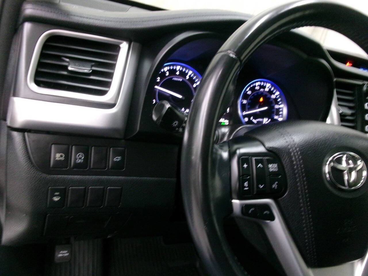 Used 2018 Toyota Highlander XLE image 33