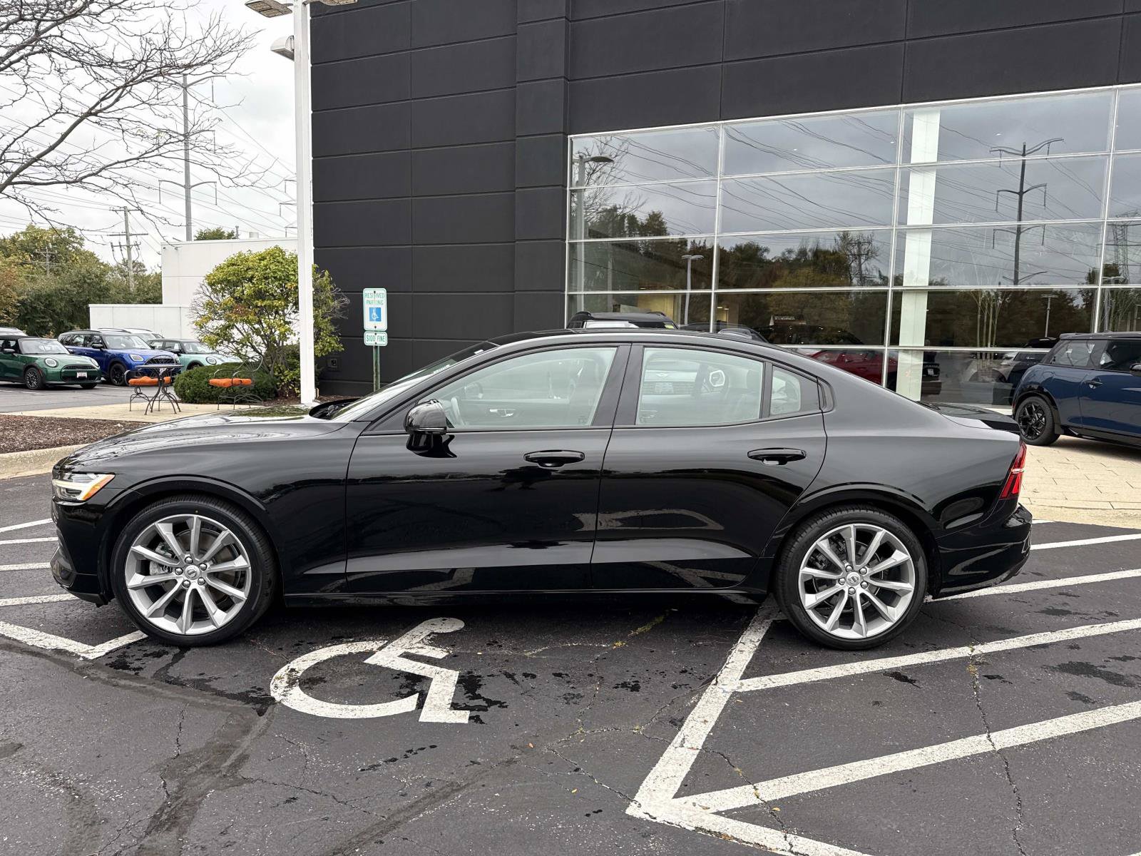 Used 2019 Volvo S60 T5 Momentum w/ Premium Package FWD image 2