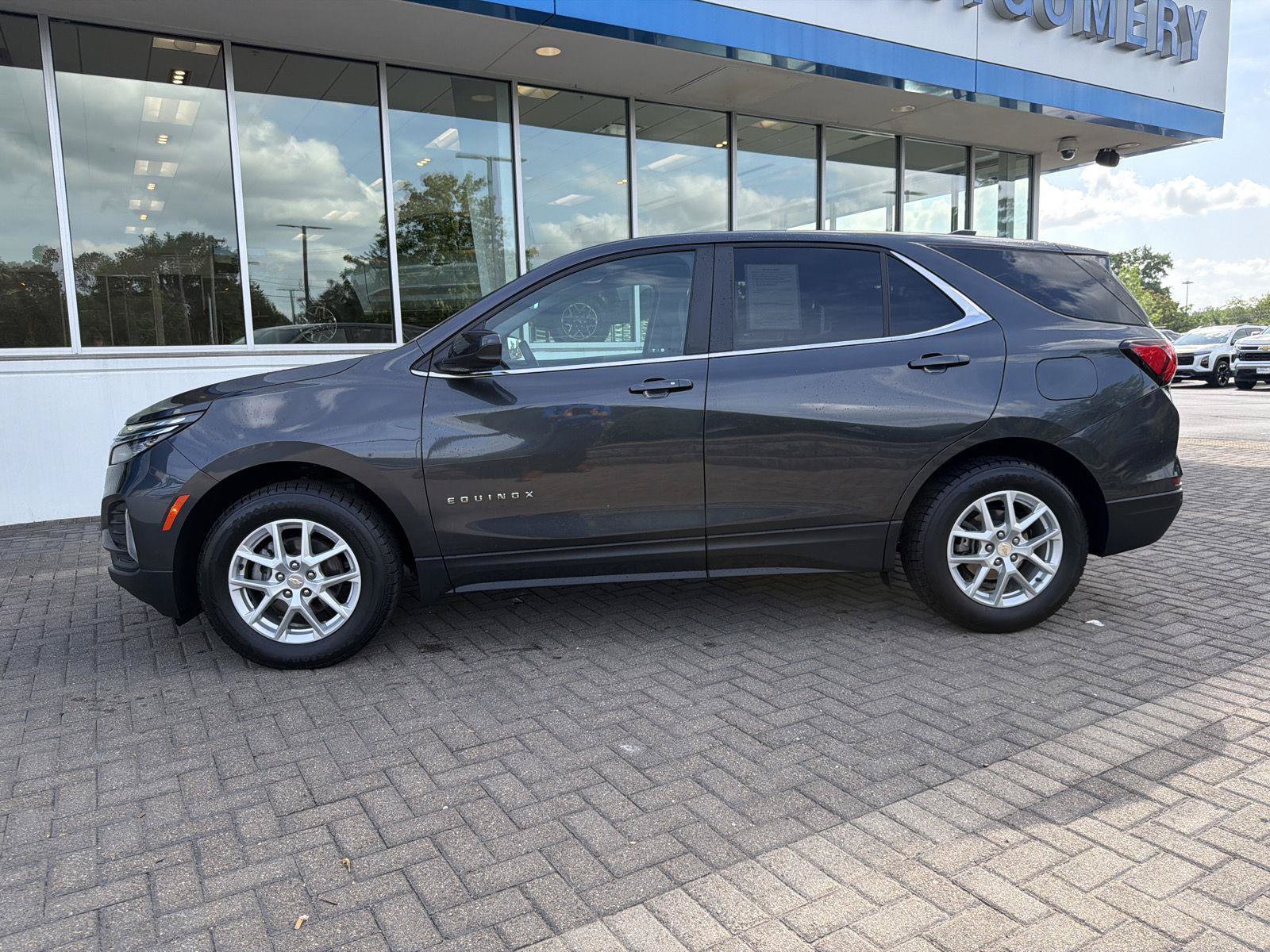 Used 2023 Chevrolet Equinox LT AWD/4WD image 2